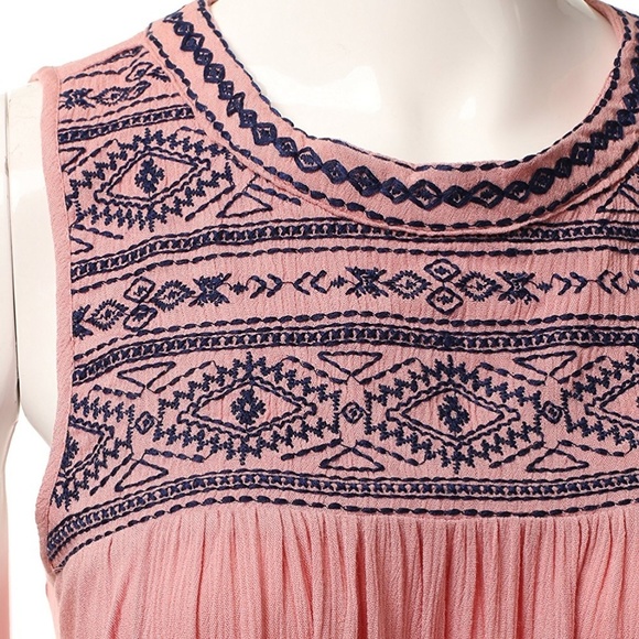 🔵🆕 Pink Embroidery Top - Picture 4 of 7